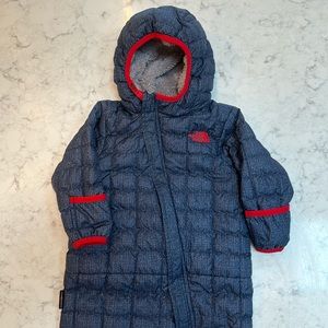 North face navy & red baby bunting size 6-12 month. Cozy warm winter snowsuit